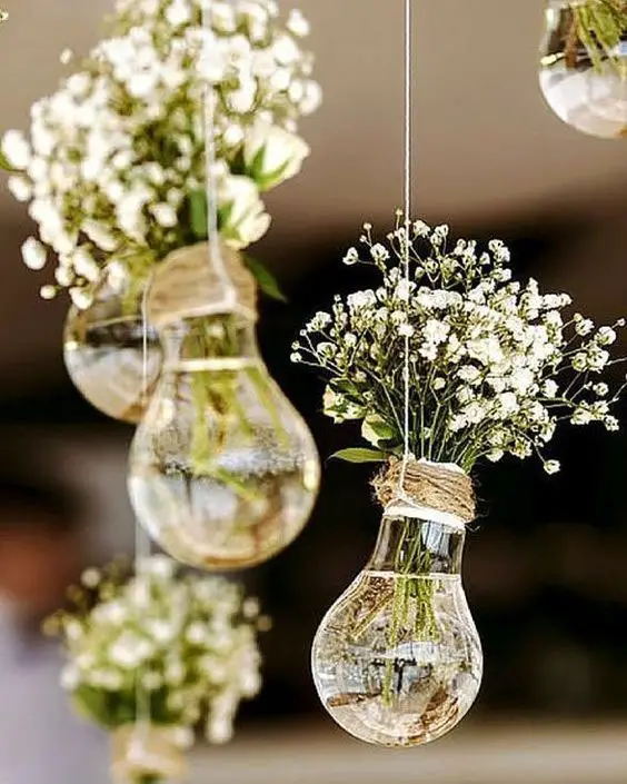 Arranjos de lâmpadas com flores