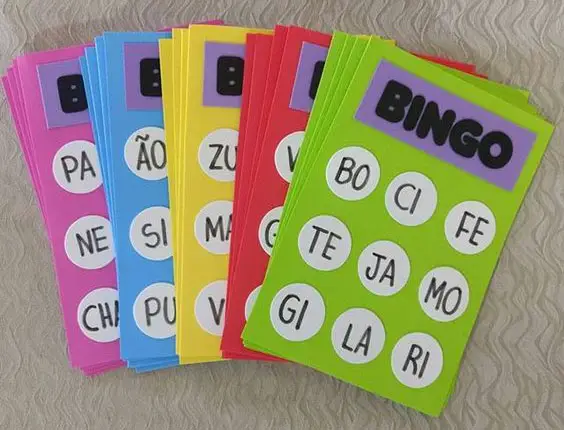 Bingo com papel colorido