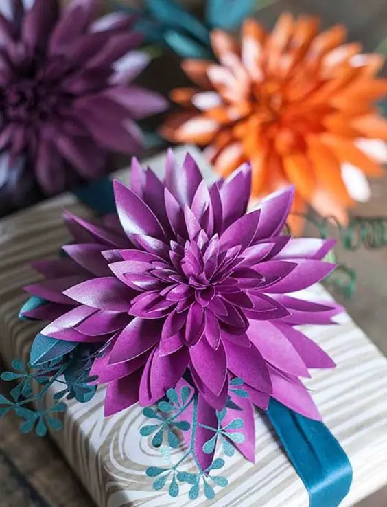 Flores de papel para decoração de presente