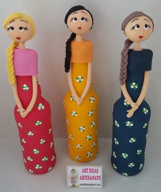 Garrafas decoradas com bonecas de biscuit