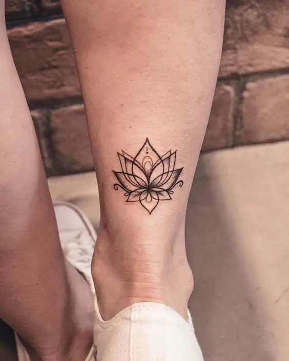 Flor de lótus tattoo delicada e estilizada