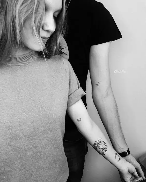 Façam uma tatuagem que demonstre o amor que sentem um pelo outro