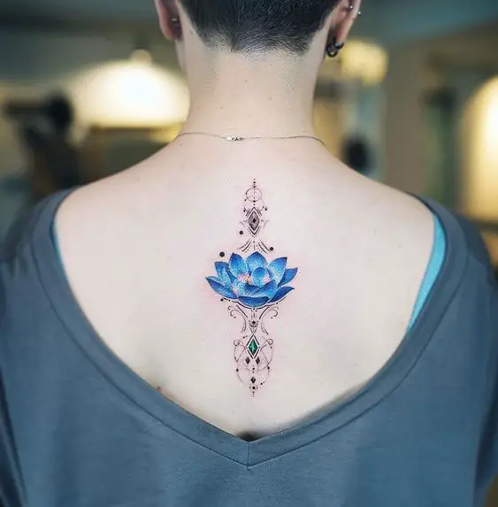 Flor de lótus azul nas costas