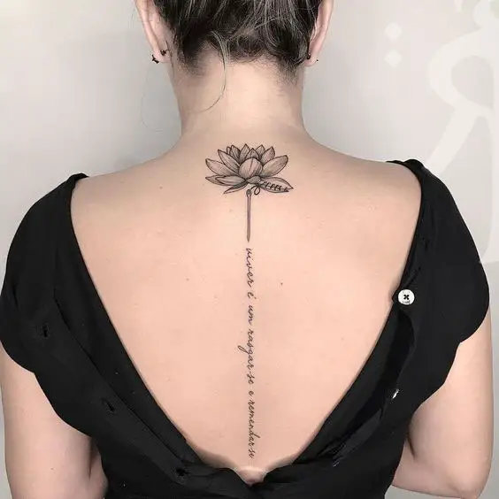 Tatuagem de flor com frase nas costas