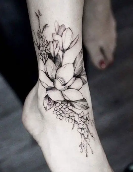 Tattoo de flor de lótus no pé
