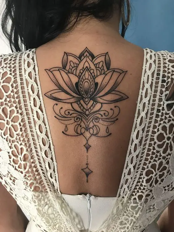 Tattoo de flor de lótus grande nas costas