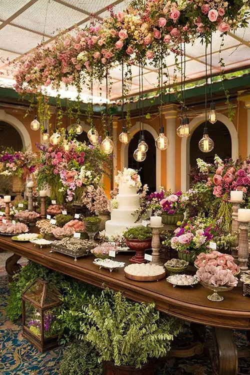 Decoração de Casamento: Mesa do bolo com muitas rosas