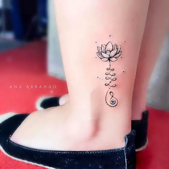Tatuagem feminina flor de lótus miniatura