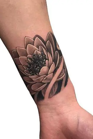 Flor de lótus tatuada em preto e branco