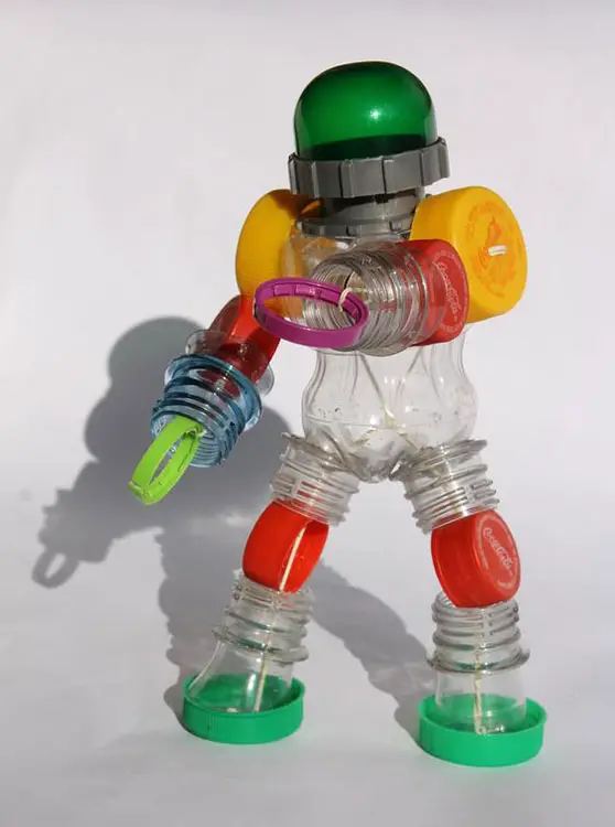 Robô feito com garrafa pet