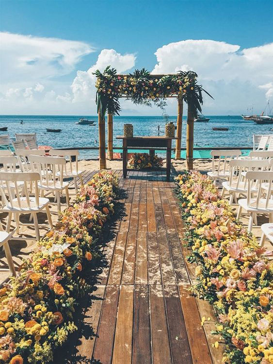 Decoração de Casamento: Tablado de madeira para casamento na praia