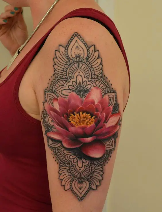 Tatuagem flor de lótus no braço tradicional