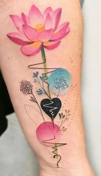 Tatuagem de flor de lótus e vários elementos