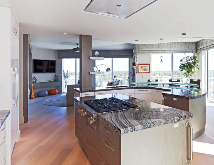 Cozinha moderna com granito cinza