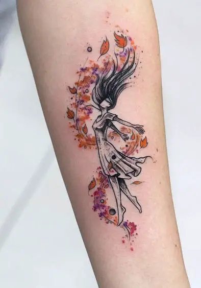 Tatuagem no braço com menina dançando