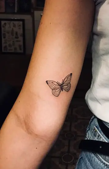 Tatuagem no braço de borboleta delicada