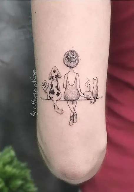 Tatuagem feminina de cachorrinho e gatinho