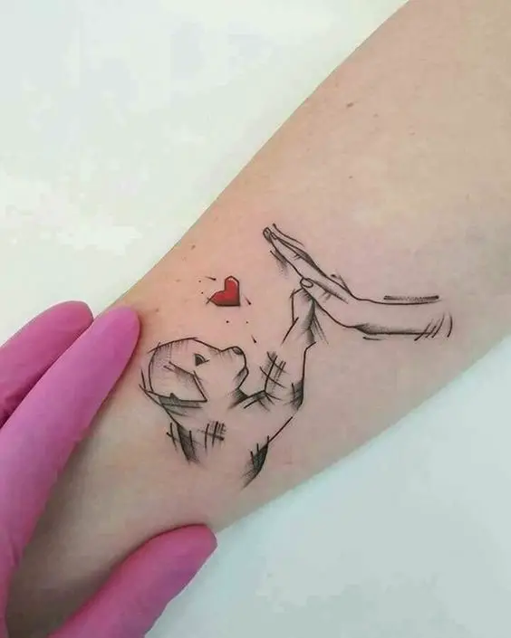 Tatuagem no braço de Cachorrinho e coração