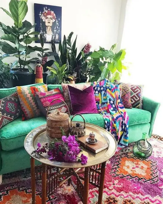 Estampas e cor em sofá colorido