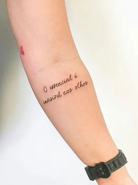 Tatuagem feminina no braço de frase