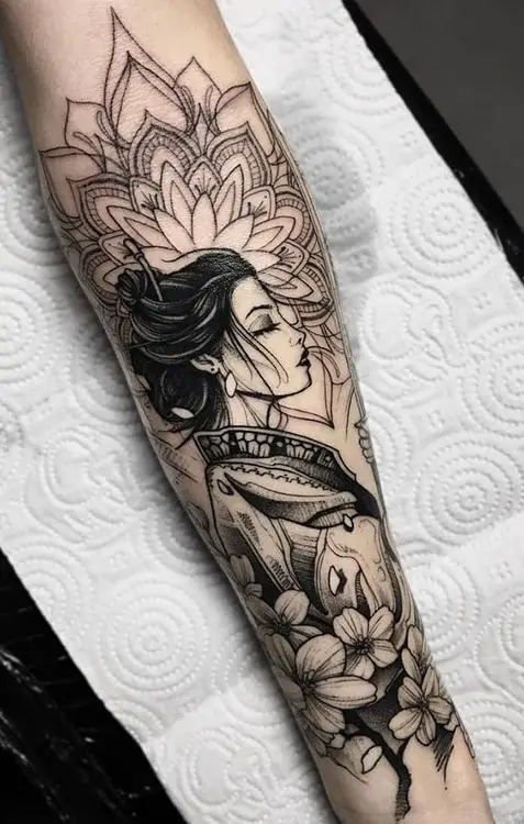 Tatuagem feminina no braço de gueixa
