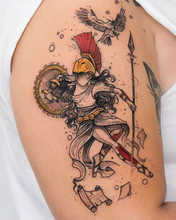 Tatuagem no braço com guerreira Atena