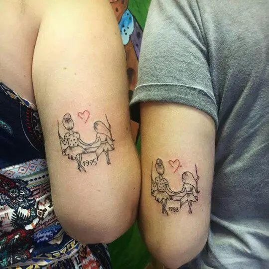 Tatuagem no braço de irmãs