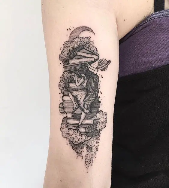 Tatuagem no braço com vários livros, Lua e Saturno