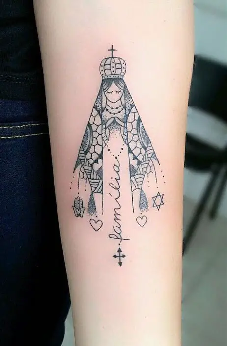 Tatuagem no braço com Nossa Senhora