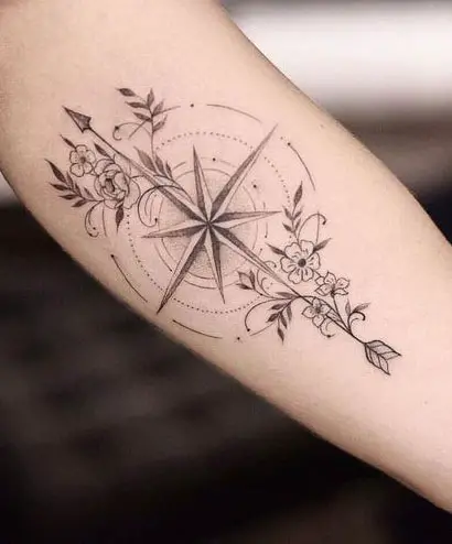 Tatuagem no braço com rosa dos ventos
