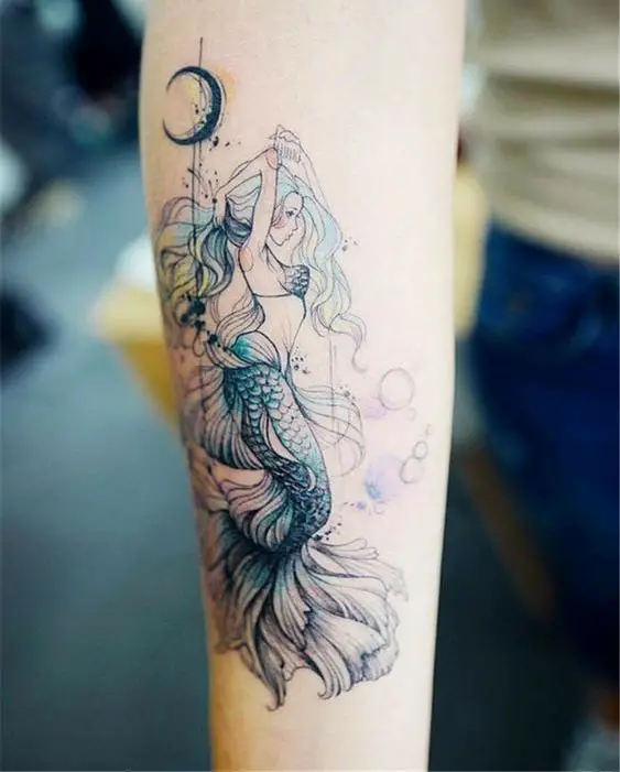 Tatuagem no braço com sereia