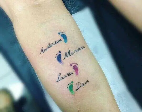 Tatuagem no braço com o nome dos filhos
