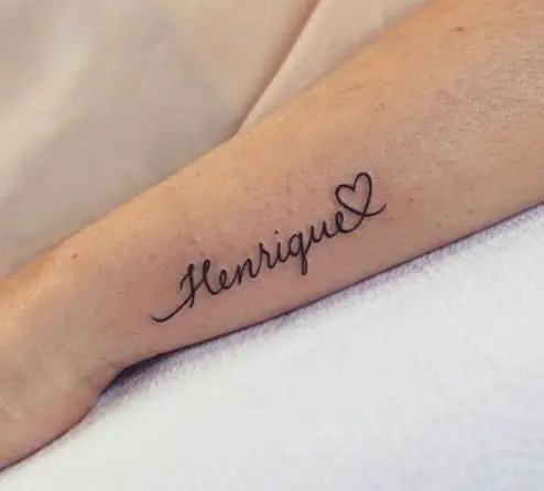 Tatuagens femininas no braço com nome