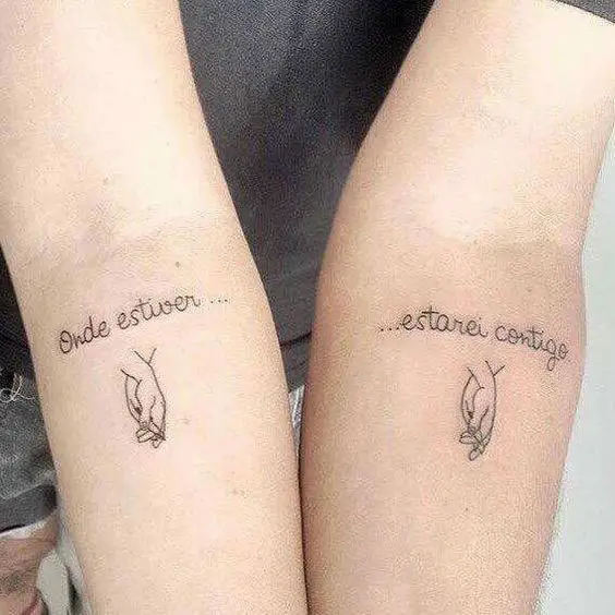 Tatuagens femininas no braço celebrando a amizade