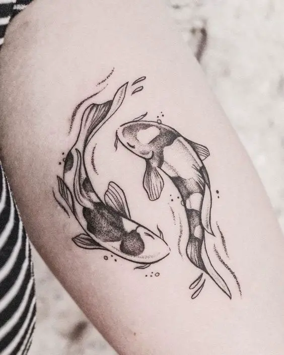 Tatuagens femininas no braço de carpa