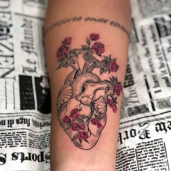 Tatuagem no braço de coração e flores