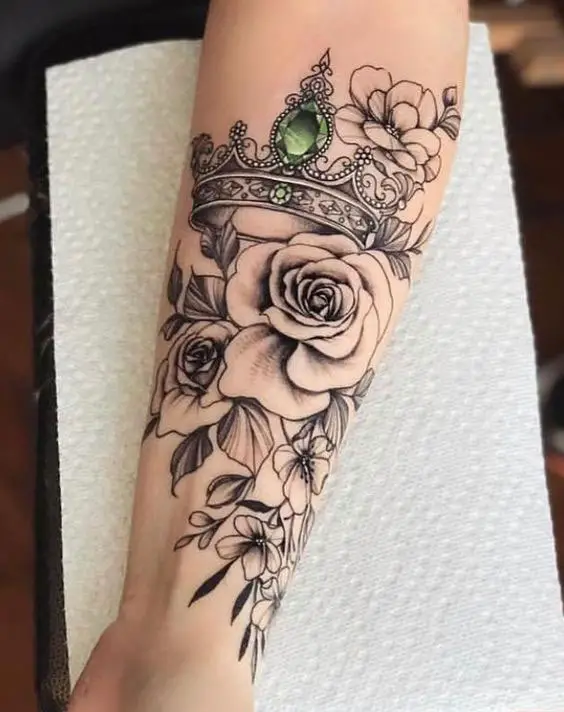 Tatuagem no braço de rosas e coroa