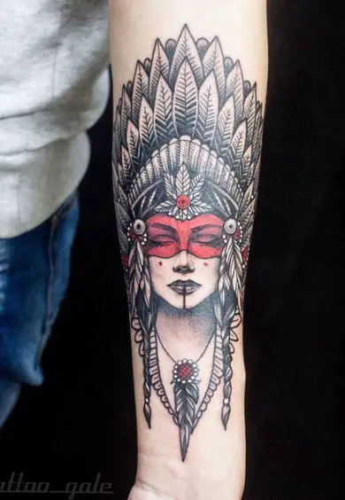 Tatuagens femininas no braço de índia