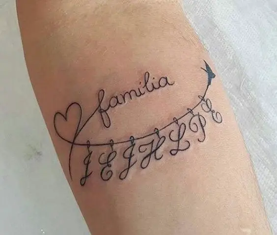 Tatuagem feminina no braço em homenagem a família