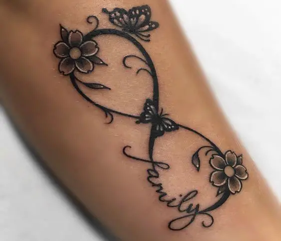 Tatuagens femininas no braço com o símbolo do infinito