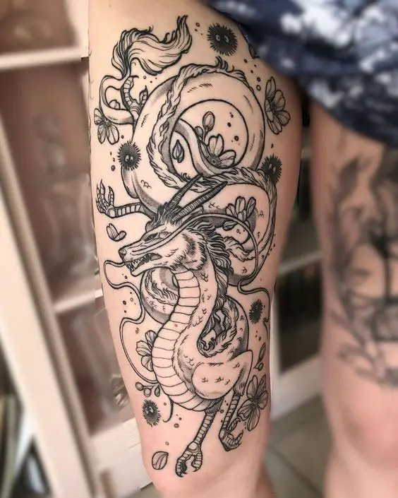 Tatuagem no braço de dragão oriental