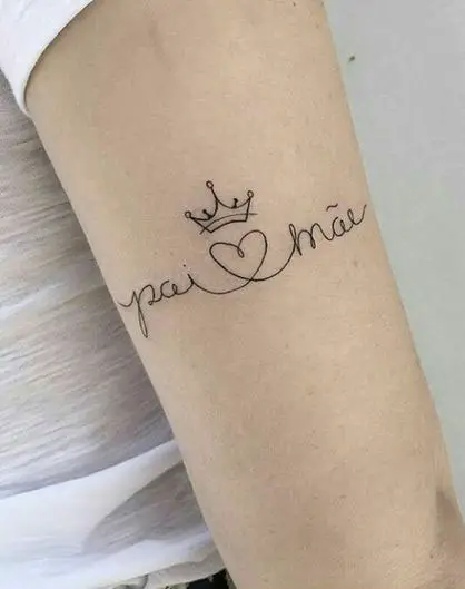 Tatuagem no braço escrito pai e mãe