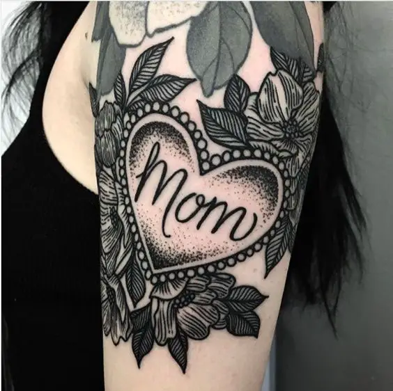 Tatuagem no braço homenageando a mãe