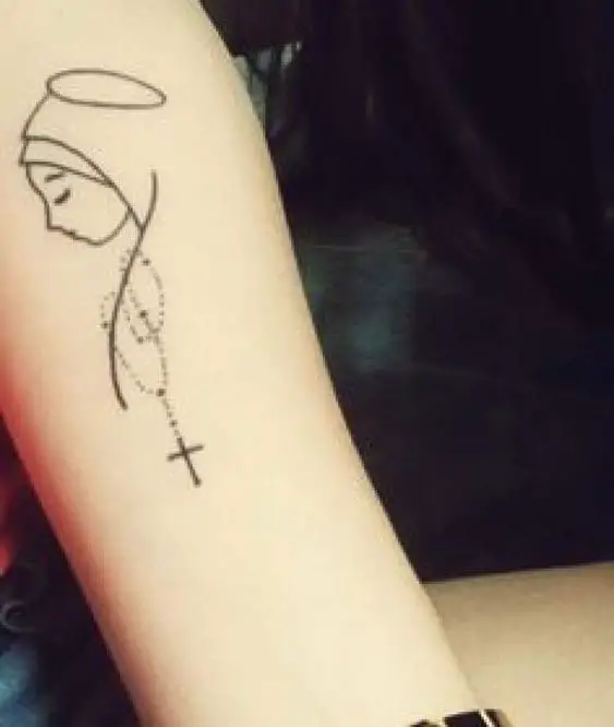 Tatuagem feminina no braço religiosa