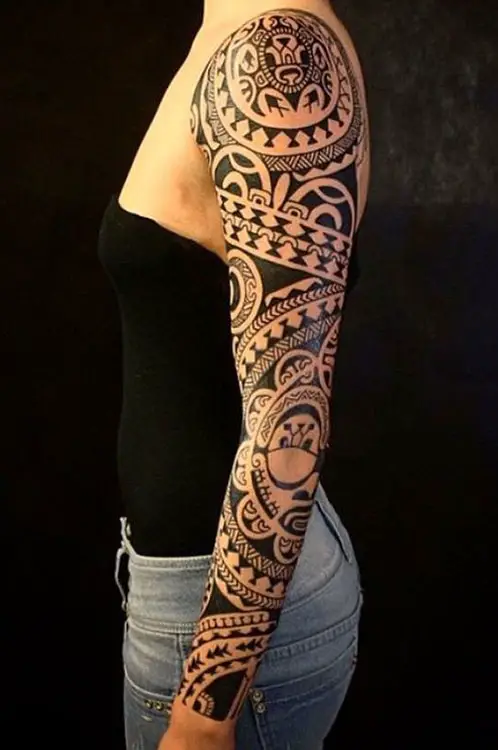 Tatuagens femininas no braço estilo tribal