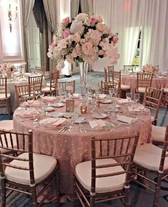 Arranjo de flores para decoração de mesa de convidados