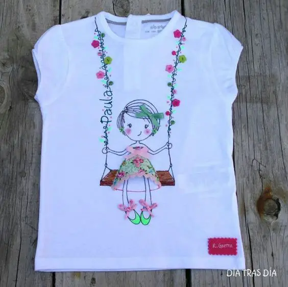 Camiseta branca feminina customizada com bordado