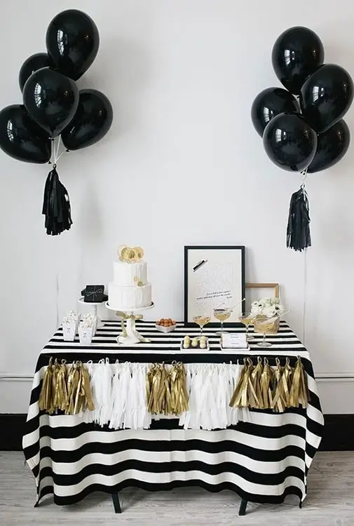 Decoração de festa simples preto, branco e dourado