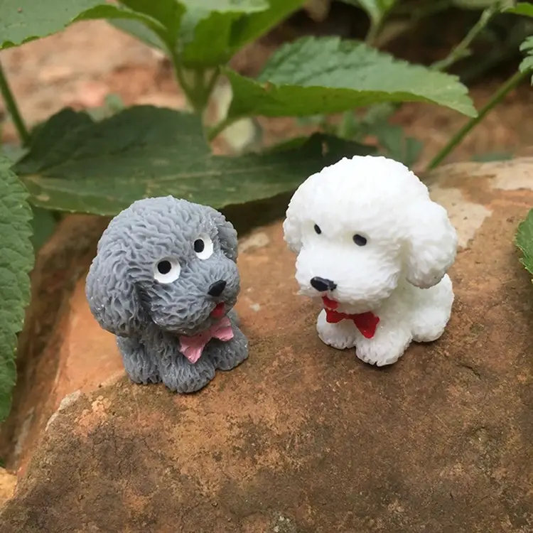 Cachorrinhos na pedra em miniaturas para terrário