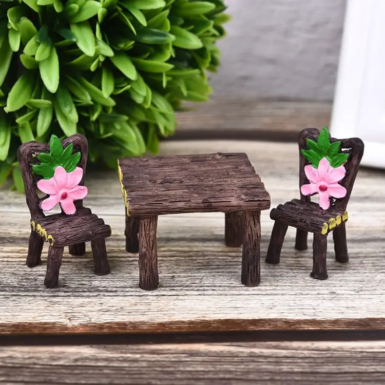 Mesa e cadeiras de madeira com flores